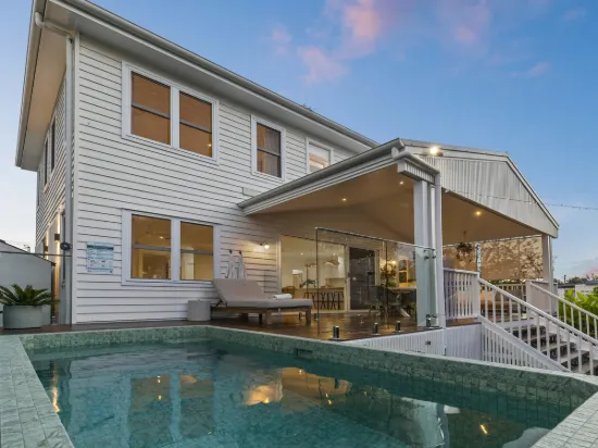30 Tenth Avenue, Sandgate, Qld 4017