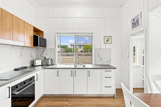 31 Beach Road, Pialba, Qld 4655