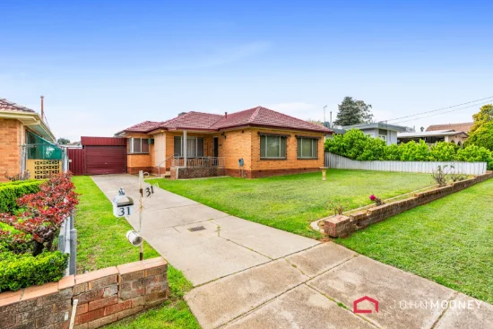 31 Nixon Crescent, Tolland, NSW 2650