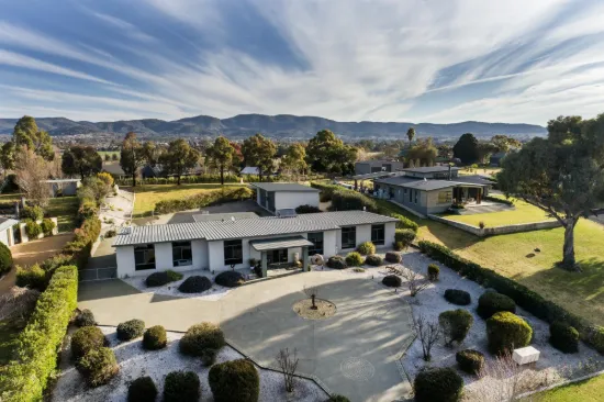 32 Robert Hoddle Grove, Bombira, NSW 2850