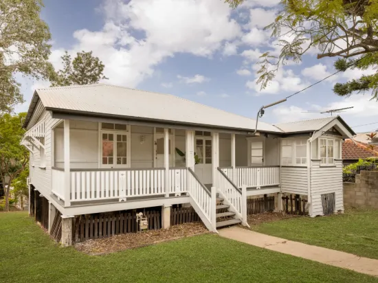 32 Sixth Avenue, Bardon, Qld 4065