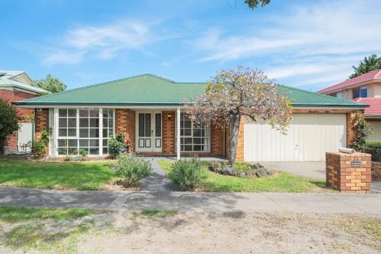 33 Hedgeley Drive, Berwick VIC 3806 - For Rent