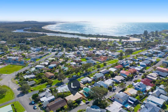 33 Hodgson Street, Crescent Head, NSW 2440