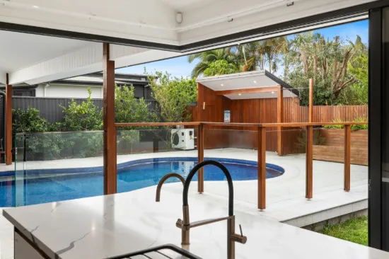 33 Oceanic Drive, Mermaid Waters, Qld 4218