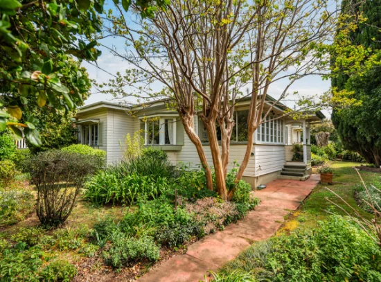 35 Bridge Street, Mount Lofty, Qld 4350