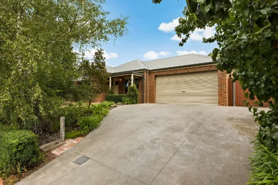 37 Gordon Boulevard, Gisborne, Vic 3437