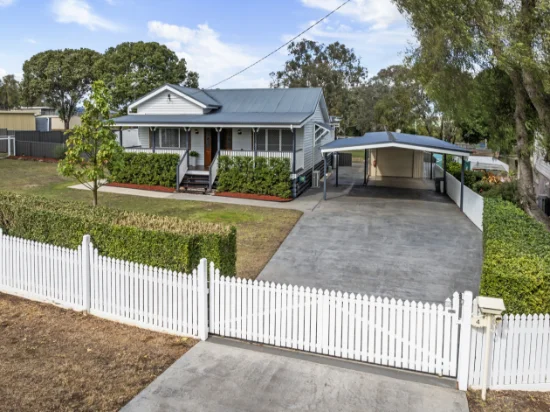 4 Claire-Lee Crescent, Kingsthorpe, Qld 4400