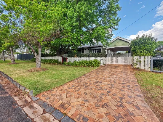 4 Lydwin Cres, East Toowoomba, Qld 4350 - For Rent