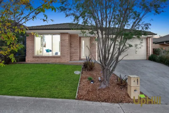 4 Manoora Avenue, Clyde North, Vic 3978