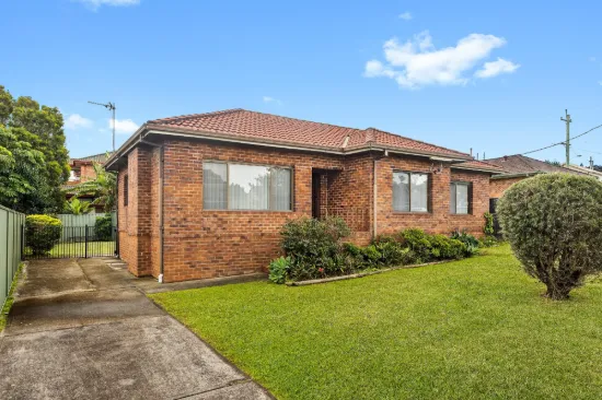 4 Montgomery Avenue, Warrawong, NSW 2502