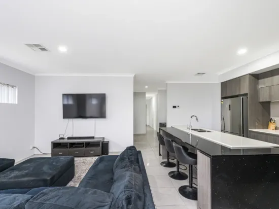 4 Pierrepoint Loop, Champion Lakes, WA 6111