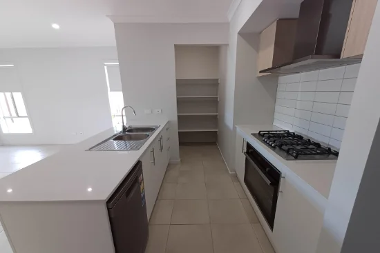 4  Quetta Close, Eli Waters, Qld 4655