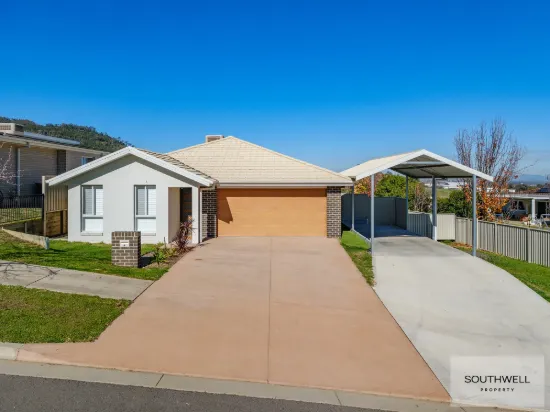 4 Scarborough Close, Tamworth, NSW 2340