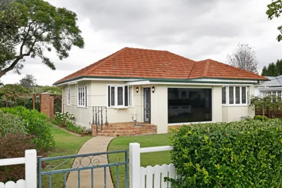 4 STONEHAVEN Street, Mount Lofty, Qld 4350