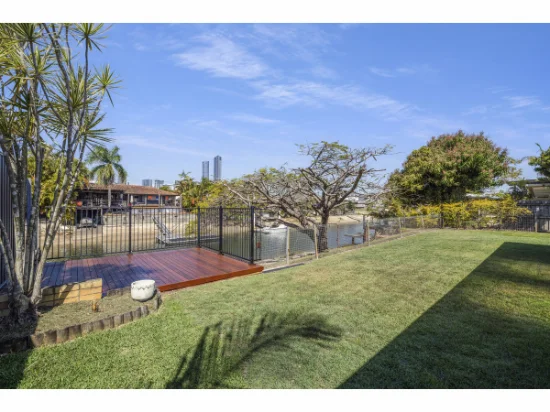 4 Summerland Key, Broadbeach Waters, Qld 4218