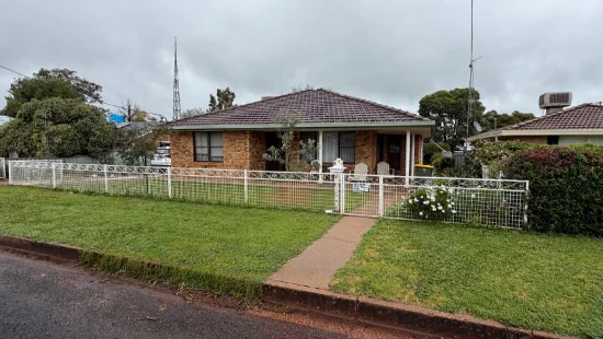 4 Willaroo Street, Peak Hill, NSW 2869