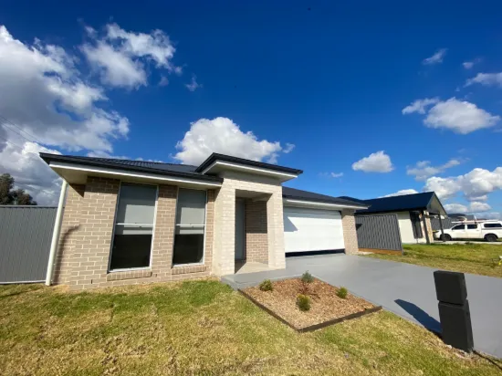 42 Explorers Way, Westdale, NSW 2340