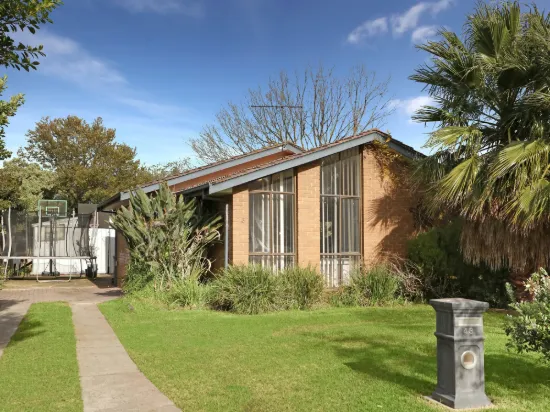 43 Madigan Crescent, Mill Park, Vic 3082