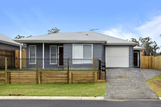 4B Waterway Crescent, Hillcrest, Qld 4118