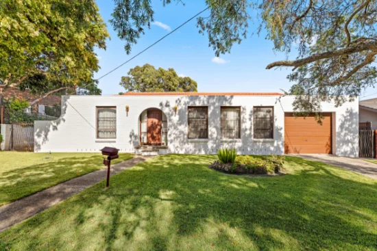 5 Poplar Place, Kirrawee NSW 2232 - For Rent