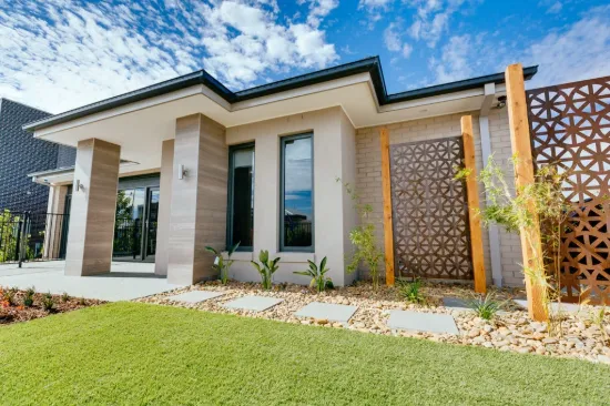 5 Tallrush Street, Clyde North, Vic 3978