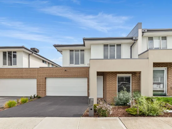 52 Evica Rd, Clyde North, Vic 3978 - For Rent
