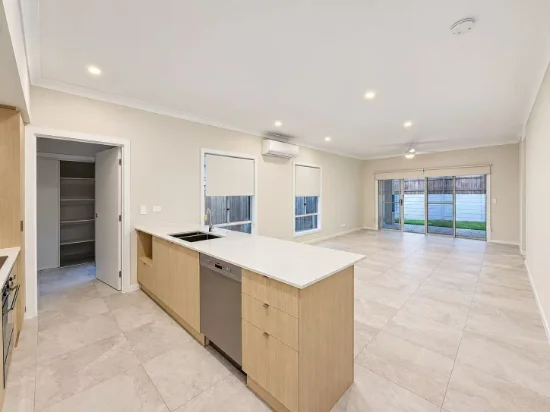 52 Suncrest Mews, Redbank Plains, Qld 4301 - For Rent