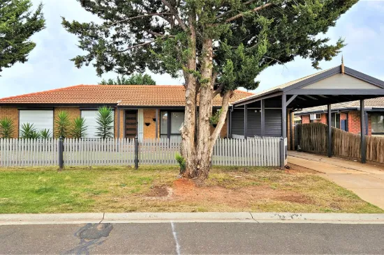 6 Strachan Place, Melton South, Vic 3338