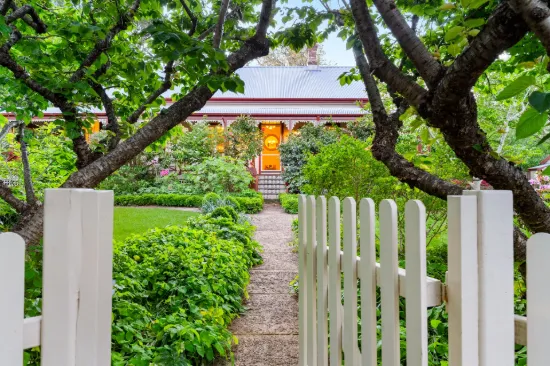 63 Falls Road, Wentworth Falls, NSW 2782