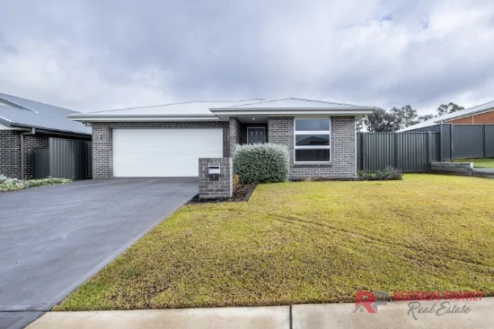 68 MAGNOLIA BOULEVARD, Dubbo, NSW 2830