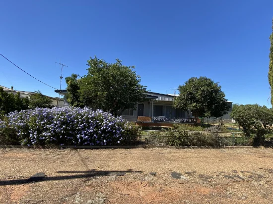 7 Fifth Avenue, Narromine, NSW 2821 - For Rent