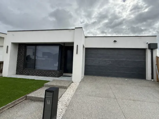 7 Marjoram Street, Mickleham, Vic 3064
