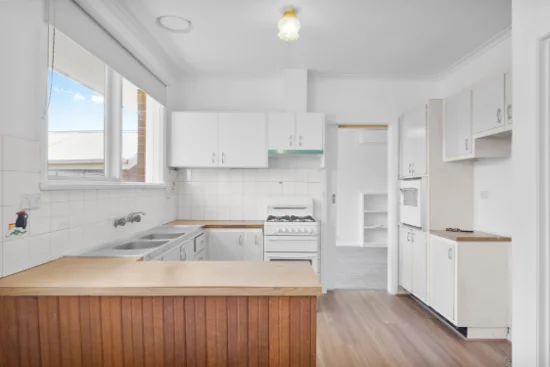 70 Robinlee Ave, Burwood East, Vic 3151 - For Rent
