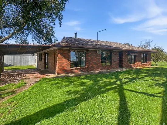 735 Bunyip Modella Road, Iona, Vic 3815