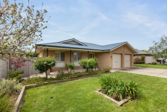 79 Pinaroo Drive, Glenfield Park, NSW 2650