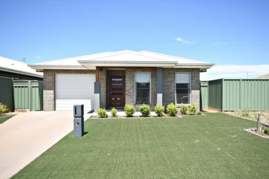 7B Magnolia Boulevard, Dubbo, NSW 2830