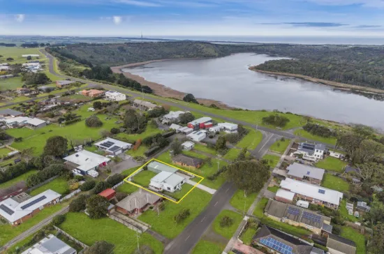 8 Anzac Avenue, Koroit, Vic 3282