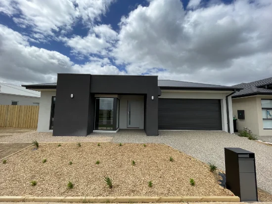 8 Bluestar Grove, Thornhill Park, Vic 3335