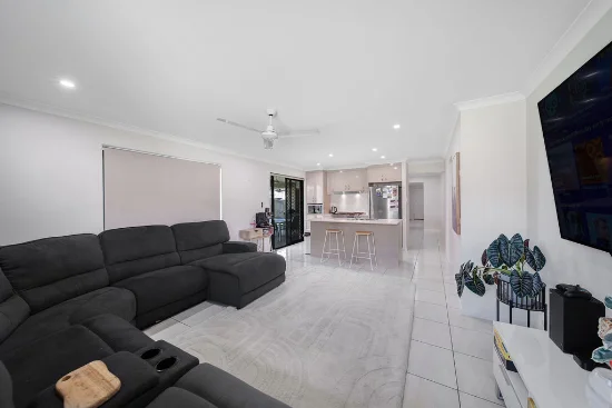 8 Champagne Ln, Southside, Qld 4570