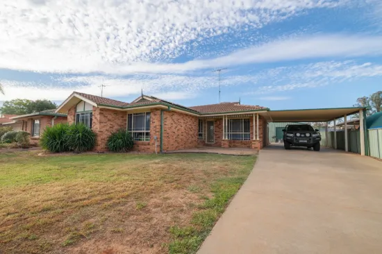 8 Ebelina Crescent, Parkes, NSW 2870