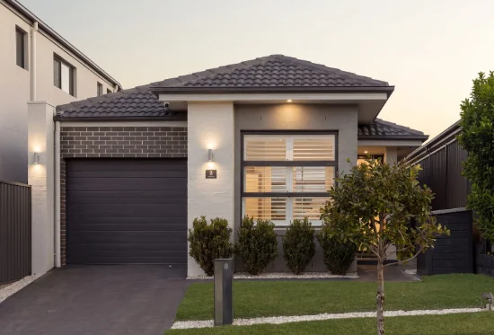 8 Mcmillan Street, Gregory Hills, NSW 2557