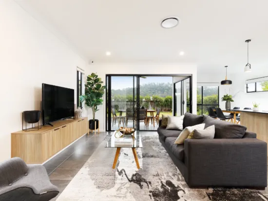 8 Miami Street, Spring Mountain, Qld 4300