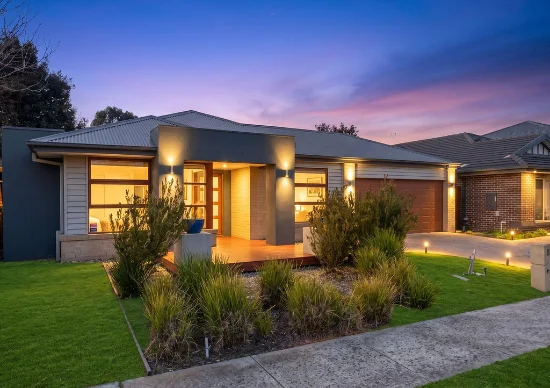 8 Mountainview Boulevard, Cranbourne North, Vic 3977