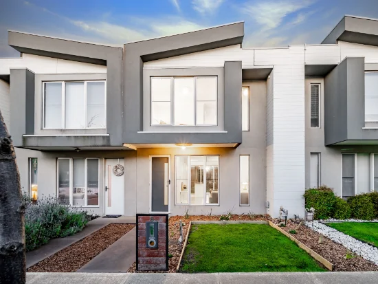 8 Pebblebeach Path, Cranbourne VIC 3977-Image