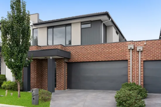 8 Portia Circuit, Clyde North, Vic 3978
