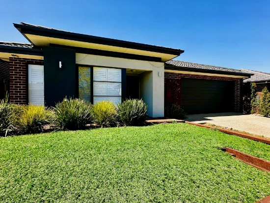 8 WANNEROO CIRCUIT, Harkness, Vic 3337