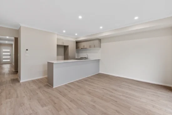 8 Welcomen Street, Cranbourne East, Vic 3977 - For Rent