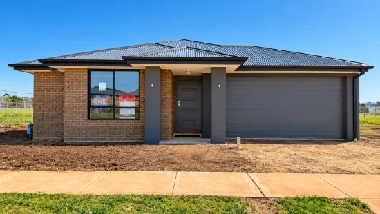 8 Yolanda Grove, Thornhill Park, Vic 3335