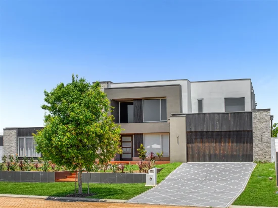 8823 The Point Circuit, Hope Island, Qld 4212