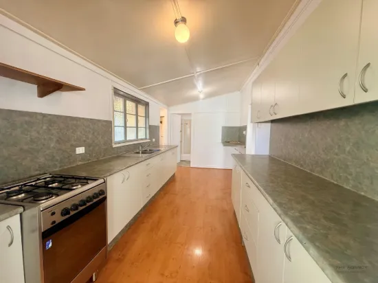 9 Cousins Street, The Range, Qld 4700